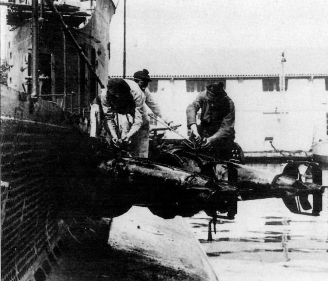 Contrôle des torpilles sur le sous-marin Phoque en 1932 (© Claude Picard)