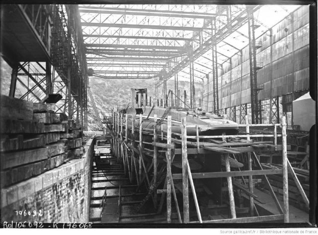 Construction du sous-marin Phoque (© gallica.bnf.fr Bibliothèque Nationale de France/Agence Rol)
