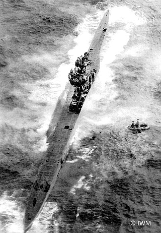 Un radeau du destroyer canadien 'Niagara' vient chercher l'équipage de l'U-570