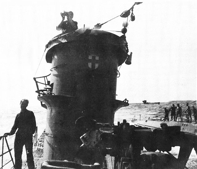 L'U-571 en mer lors d'un ravitaillement avec une Michkuh