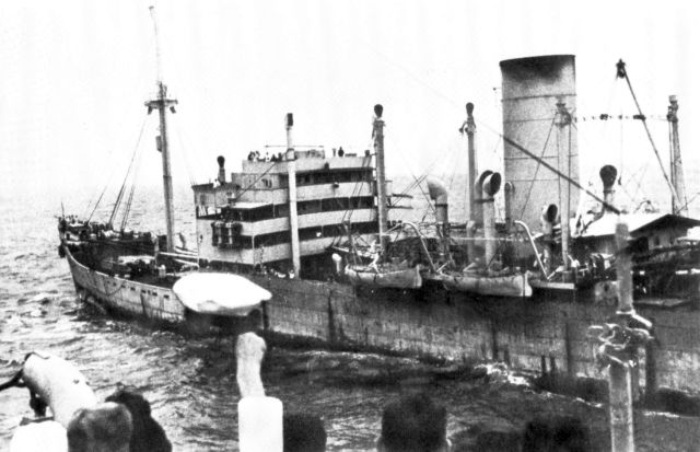 Le 21 Septembre 1942 le M.S. Tannenfels embarque des prisonniers du croiseur auxiliaire Michel (Collection Maass)