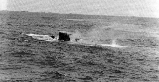 L'U-175 est attaqu&eacute;, au loin le convoi HX233