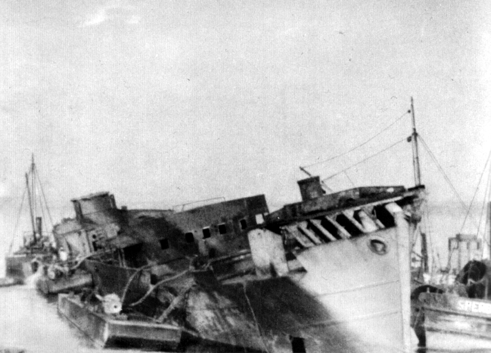 En F&eacute;vrier 1949, l'&eacute;pave du Sperrbrecher 38 ex Porjus est renflou&eacute;e