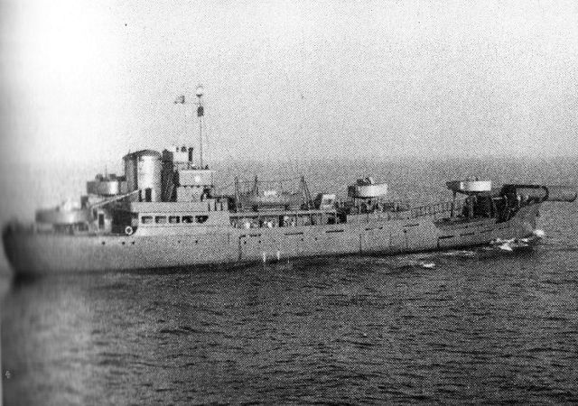 Sperrbrecher 120 ex Rene. Les deux barres de 100 tonnes chacune sont en position repos, elles pointent vers l'avant (&copy; Collection Dr. Jung)