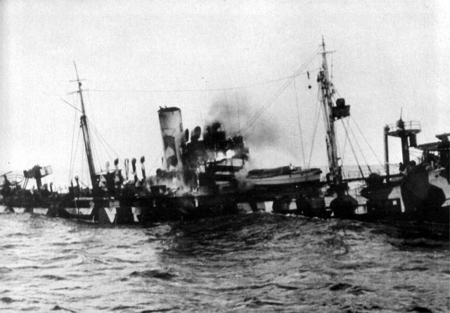 Naufrage du Sperrbrecher 33 ex Silvia lorsqu'un avion attaquant est abattu et s'&eacute;crase sur lui